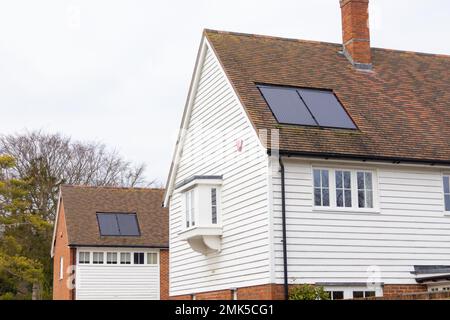 Panneaux solaires intégrés dans le toit de nouvelles maisons de construction, lenham, kent, royaume-uni Banque D'Images