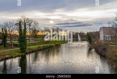 Impression au bord de l'eau de Saarlouis, une ville de la Sarre, Allemagne Banque D'Images