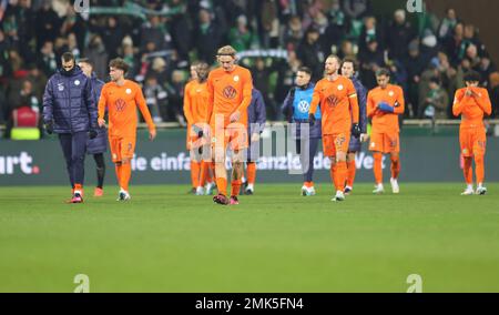 Brême, Allemagne. 28th janvier 2023. Firo : 01/28/2023, football, 1st ligue, 1st Bundesliga, Saison 2022/2023, SV Werder Bremen - VfL Wolfsburg déçu, déception de gauche: Luca Waldschmidt, Sebastiaan Bornauw et Maximilien Arnold crédit: dpa/Alay Live News Banque D'Images