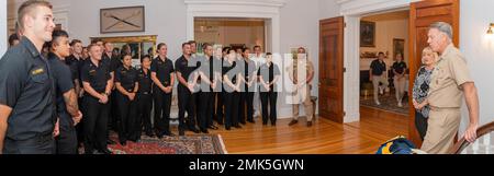 ANNAPOLIS, Md. (06 septembre 2022) Surintendant de la U.S. Naval Academy Vice ADM. Sean Buck et son épouse Joanne, accueillent les sages-femmes de classe 1st (seniors) des 14th et 17th compagnies pour dîner à Buchanan House. En tant que collège de premier cycle du service naval de notre pays, l'Académie navale prépare les jeunes hommes et femmes à devenir des officiers professionnels de compétence, de caractère et de compassion dans la Marine et le corps de marine des États-Unis. Banque D'Images