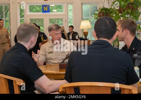 ANNAPOLIS, Md. (06 septembre 2022) Surintendant de la U.S. Naval Academy Vice ADM. Sean Buck et son épouse Joanne, accueillent les sages-femmes de classe 1st (seniors) des 14th et 17th compagnies pour dîner à Buchanan House. En tant que collège de premier cycle du service naval de notre pays, l'Académie navale prépare les jeunes hommes et femmes à devenir des officiers professionnels de compétence, de caractère et de compassion dans la Marine et le corps de marine des États-Unis. Banque D'Images