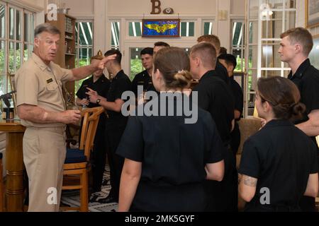 ANNAPOLIS, Md. (06 septembre 2022) Surintendant de la U.S. Naval Academy Vice ADM. Sean Buck et son épouse Joanne, accueillent les sages-femmes de classe 1st (seniors) des 14th et 17th compagnies pour dîner à Buchanan House. En tant que collège de premier cycle du service naval de notre pays, l'Académie navale prépare les jeunes hommes et femmes à devenir des officiers professionnels de compétence, de caractère et de compassion dans la Marine et le corps de marine des États-Unis. Banque D'Images