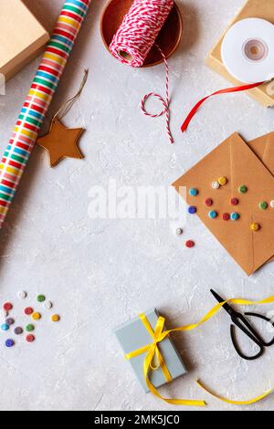 préparer des cadeaux et des cadeaux pour des vacances, vue du dessus, espace de copie Banque D'Images