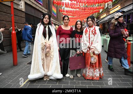 Londres, Royaume-Uni. 28th janvier 2023. 28 janvier 2023. Londres, Royaume-Uni. Les touristes veulent avoir une photo prise avec les deux belles jeunes femmes chinoises montrent fièrement leurs robes traditionnelles de Hanfu chinois à Chinatown, Londres, Royaume-Uni. Crédit : voir Li/Picture Capital/Alamy Live News Banque D'Images