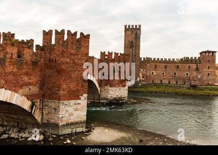 Vue panoramique sur le pont de Castelvecchio à Vérone, en Italie, présentant son design historique de pont d'arche et ses environs pittoresques Banque D'Images