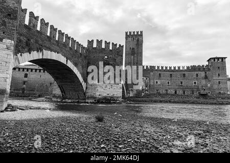 Vue panoramique sur le pont de Castelvecchio à Vérone, en Italie, présentant son design historique de pont d'arche et ses environs pittoresques Banque D'Images