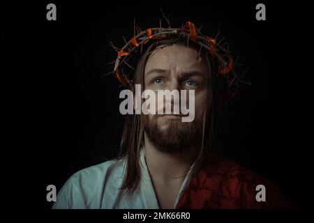 Jésus-Christ portant une couronne d'épines et le chiton blanc tosa manteau cape himation souffrant pour les péchés de l'humanité dans le portrait mystique artistique Banque D'Images