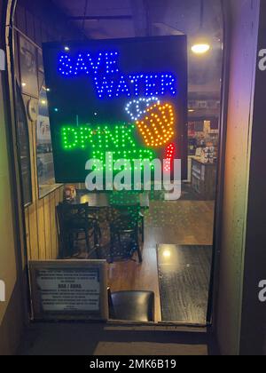 Affiche humoristique dans une fenêtre de restaurant Banque D'Images