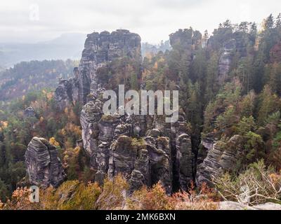 Formation de roches au pont Bastei en Suisse saxonne Allemagne par une journée ensoleillée en automne avec des arbres et des feuilles de couleur Banque D'Images