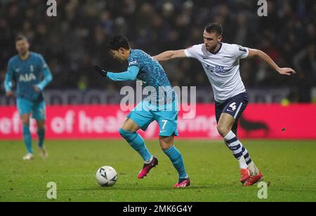 Tottenham Hotspur's son Heung-min (à gauche) et Ben Whiteman de Preston North End se battent pour le ballon lors du quatrième match de la coupe Emirates FA au stade Deepdale, Preston. Date de la photo: Samedi 28 janvier 2023. Banque D'Images