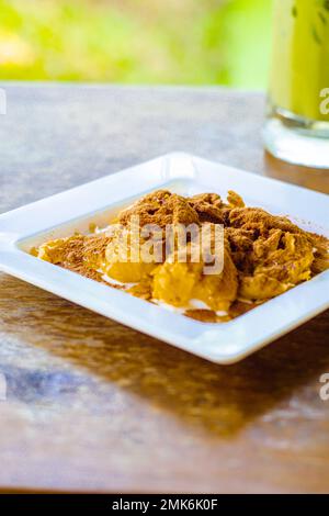 Pain grillé Roti Bakar Bandung ou Bandung j'ai souvent servi avec du beurre, du fromage, de la confiture de mûres, du thé vert, des arachides écrasées et du sucre, Banque D'Images