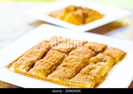 Pain grillé Roti Bakar Bandung ou Bandung j'ai souvent servi avec du beurre, du fromage, de la confiture de mûres, du thé vert, des arachides écrasées et du sucre, Banque D'Images