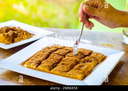 Pain grillé Roti Bakar Bandung ou Bandung j'ai souvent servi avec du beurre, du fromage, de la confiture de mûres, du thé vert, des arachides écrasées et du sucre, Banque D'Images