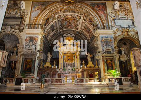 Vue sur l'autel et l'abside de l'église de Santa Maria à Aracoeli, colline du Capitole, Rome, Latium, Italie Banque D'Images