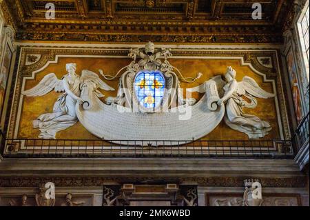 Verre fenêtre papale armoiries emblème du Pape urbain VIII Église de Santa Maria à Aracoeli, colline du Capitole, Rome, Latium, Italie Banque D'Images