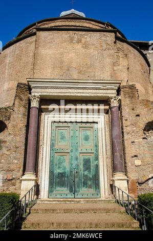 Porte historique originale en bronze de l'antiquité du Temple de Romulus, Forum romain, Rome, Lazio, Italie Banque D'Images