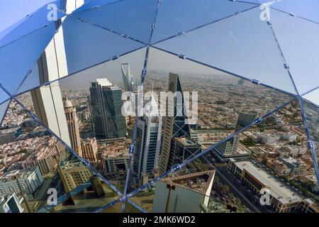 Reflet de la ligne d'horizon dans la sphère de verre de la tour Al Faisaliah, Riyad, Arabie Saoudite Banque D'Images