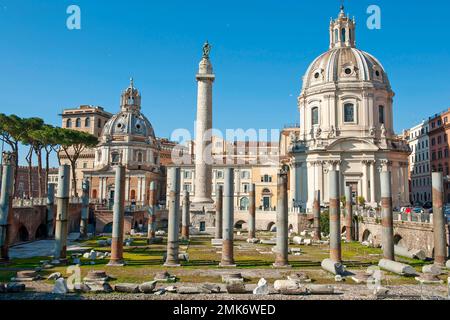 Vue des anciennes colonnes du Forum de Trajan avec la colonne de Trajan, en arrière-plan Eglise Santissimo Nome di Maria al Foro Traiano, Eglise Santissimo Banque D'Images