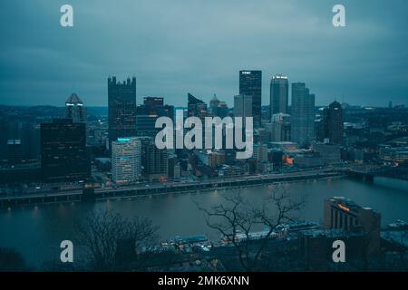 Vue sur les gratte-ciel depuis le mont Washington la nuit, Pittsburgh, Pennsylvanie Banque D'Images