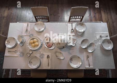 Table autour de 1950 dans un ancien appartement du propriétaire de l'usine, aujourd'hui musée industriel, Lauf an der Pegnitz, moyenne-Franconie, Bavière, Allemagne Banque D'Images