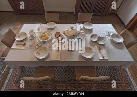 Table autour de 1950 dans un ancien appartement du propriétaire de l'usine, aujourd'hui musée industriel, Lauf an der Pegnitz, moyenne-Franconie, Bavière, Allemagne Banque D'Images