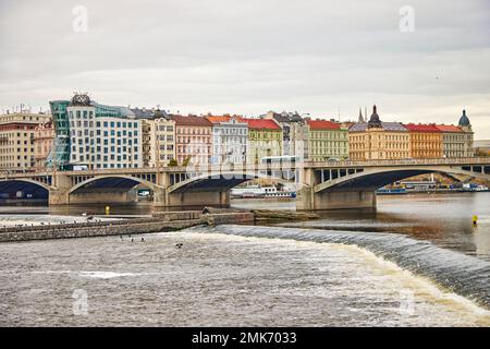 Vue sur la ville et la rivière, pont de Jirasek et bâtiments historiques, Dancing House à Prague. Banque D'Images