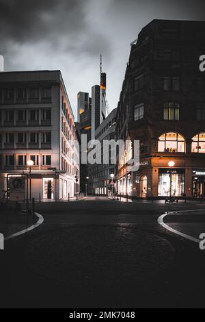 Vie urbaine, soirée dans les rues menant à la ligne d'horizon. Coucher de soleil dans la soirée, Francfort, Hesse, Allemagne Banque D'Images