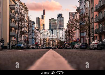 Vie urbaine, soirée dans les rues menant à l'horizon, ligne centrale sur la rue, Reuterweg, Francfort, Hesse, Allemagne Banque D'Images