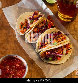 délicieux tacos avec sauce. Photo haute résolution Banque D'Images