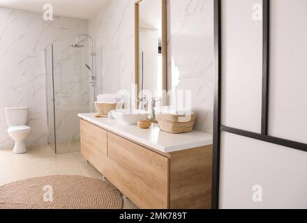 Grand miroir et lavabo dans la salle de bains Banque D'Images