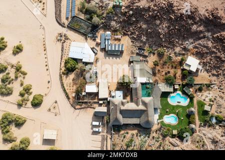 Le Brandberg White Lady Lodge dans les environs de la rivière Ugab, vue aérienne, tir de drone, Damaraland, région d'Erongo, Namibie Banque D'Images