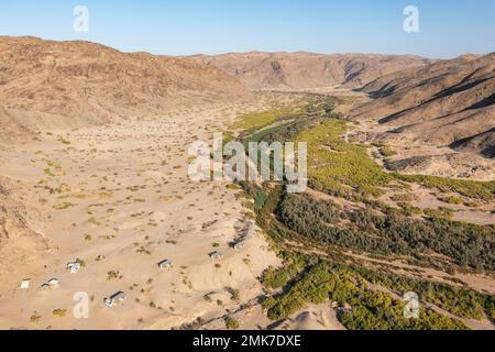 Le camping Elephant Song au bord d'un tronçon marécageux de la rivière Hoanib, vue aérienne, tir de drone, Damaraland, région de Kunene, Namibie Banque D'Images