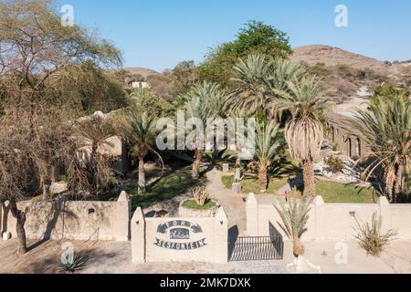 Le fort Sesfontein Lodge à Sesfontein à proximité de la rivière Hoanib, vue aérienne, tir de drone, Damaraland, région de Kunene, Namibie Banque D'Images