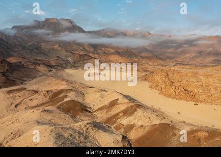 Vue partielle du Brandberg, la plus haute montagne de Namibie, vue aérienne, tir de drone, Damaraland, Région d'Erongo, Namibie Banque D'Images