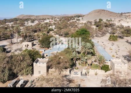 Le fort Sesfontein Lodge à Sesfontein à proximité de la rivière Hoanib, vue aérienne, tir de drone, Damaraland, région de Kunene, Namibie Banque D'Images