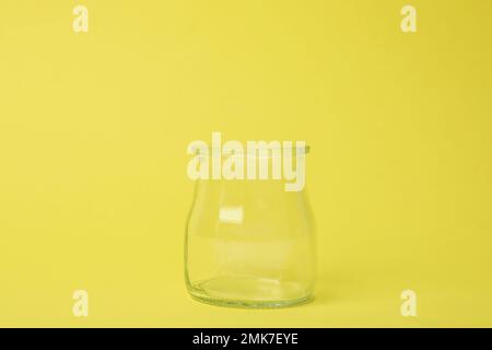 Ouvrez le bol en verre vide sur fond jaune clair Banque D'Images