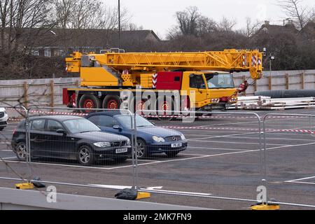 Slough, Berkshire, Royaume-Uni. 28th janvier 2023. La construction d'un centre de données pour le groupe Yondr à Witham Road, Slough, a commencé. Un grand cadre métallique du centre est déjà en place avec des places de parking. L'ancienne usine Ici Paints Decorative Manufacturing qui a été reprise par Akzo Nobel, a été vendue par Akzo à Pannatoni qui l'a vendue à Slough Borough Council (SBC). SBC a depuis vendu sur le site pour £100m car ils sont de £720m dans la dette. Crédit : Maureen McLean/Alay Live News Banque D'Images