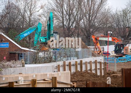 Slough, Berkshire, Royaume-Uni. 28th janvier 2023. La construction d'un centre de données pour le groupe Yondr à Witham Road, Slough, a commencé. Un grand cadre métallique du centre est déjà en place avec des places de parking. L'ancienne usine Ici Paints Decorative Manufacturing qui a été reprise par Akzo Nobel, a été vendue par Akzo à Pannatoni qui l'a vendue à Slough Borough Council (SBC). SBC a depuis vendu sur le site pour £100m car ils sont de £720m dans la dette. Crédit : Maureen McLean/Alay Live News Banque D'Images