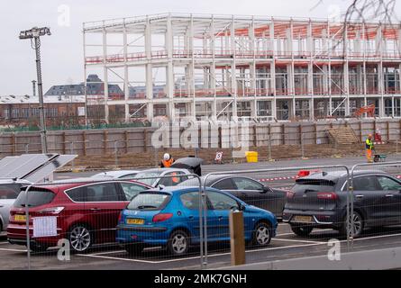 Slough, Berkshire, Royaume-Uni. 28th janvier 2023. La construction d'un centre de données pour le groupe Yondr à Witham Road, Slough, a commencé. Un grand cadre métallique du centre est déjà en place avec des places de parking. L'ancienne usine Ici Paints Decorative Manufacturing qui a été reprise par Akzo Nobel, a été vendue par Akzo à Pannatoni qui l'a vendue à Slough Borough Council (SBC). SBC a depuis vendu sur le site pour £100m car ils sont de £720m dans la dette. Crédit : Maureen McLean/Alay Live News Banque D'Images