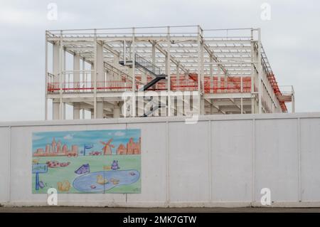 Slough, Berkshire, Royaume-Uni. 28th janvier 2023. La construction d'un centre de données pour le groupe Yondr à Witham Road, Slough, a commencé. Un grand cadre métallique du centre est déjà en place avec des places de parking. L'ancienne usine Ici Paints Decorative Manufacturing qui a été reprise par Akzo Nobel, a été vendue par Akzo à Pannatoni qui l'a vendue à Slough Borough Council (SBC). SBC a depuis vendu sur le site pour £100m car ils sont de £720m dans la dette. Crédit : Maureen McLean/Alay Live News Banque D'Images