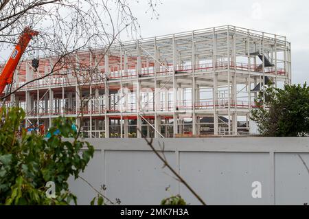 Slough, Berkshire, Royaume-Uni. 28th janvier 2023. La construction d'un centre de données pour le groupe Yondr à Witham Road, Slough, a commencé. Un grand cadre métallique du centre est déjà en place avec des places de parking. L'ancienne usine Ici Paints Decorative Manufacturing qui a été reprise par Akzo Nobel, a été vendue par Akzo à Pannatoni qui l'a vendue à Slough Borough Council (SBC). SBC a depuis vendu sur le site pour £100m car ils sont de £720m dans la dette. Crédit : Maureen McLean/Alay Live News Banque D'Images