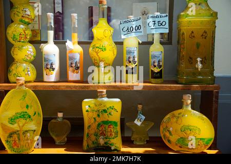 Bouteilles de Limoncello à l'extérieur d'une boutique à Ravello, Ravello, Campanie, Italie Banque D'Images