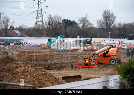 Slough, Berkshire, Royaume-Uni. 28th janvier 2023. La construction d'un centre de données pour le groupe Yondr à Witham Road, Slough, a commencé. Un grand cadre métallique du centre est déjà en place avec des places de parking. L'ancienne usine Ici Paints Decorative Manufacturing qui a été reprise par Akzo Nobel, a été vendue par Akzo à Pannatoni qui l'a vendue à Slough Borough Council (SBC). SBC a depuis vendu sur le site pour £100m car ils sont de £720m dans la dette. Crédit : Maureen McLean/Alay Live News Banque D'Images