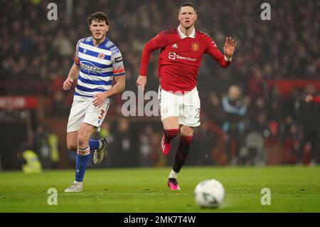 Tom Holmes de Reading (à gauche) et Wout Weghorst de Manchester United en action lors du quatrième tour de la coupe Emirates FA à Old Trafford, Manchester. Date de la photo: Samedi 28 janvier 2023. Banque D'Images