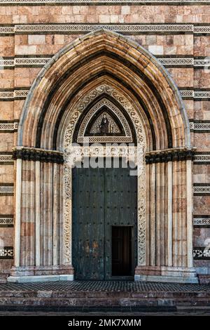 Portail gothique, Cathédrale Maria SS. Assunta, avec la plus grande horloge mécanique du monde, 12th siècle, Messine, Sicile, Italie Banque D'Images