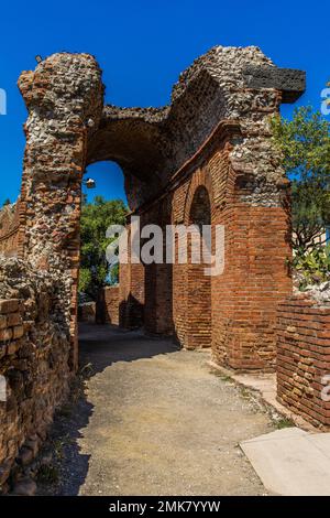 Théâtre grec, Teatro Greco, 3rd Century BC, pour 5000 personnes avec une vue magnifique, Taormina sur une terrasse rocheuse sur les pentes de Monte Tauro, Taormina Banque D'Images