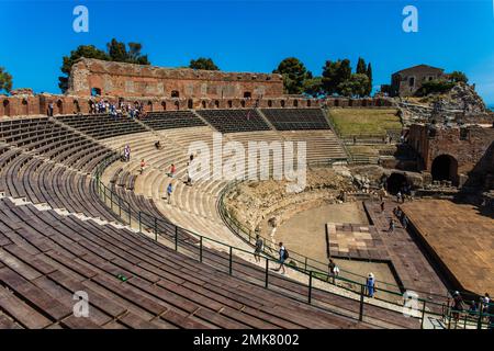 Théâtre grec, Teatro Greco, 3rd Century BC, pour 5000 personnes avec une vue magnifique, Taormina sur une terrasse rocheuse sur les pentes de Monte Tauro, Taormina Banque D'Images