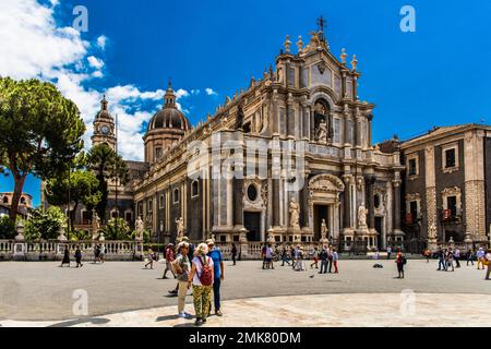 Cattedrale di Santagata avec façade baroque, Piazza del Duomo, Catane, Catane, Sicile, Italie Banque D'Images