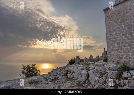 Le célèbre château du village de Lubenice au coucher du soleil sur la mer sur l'île de Cres en Croatie . Banque D'Images