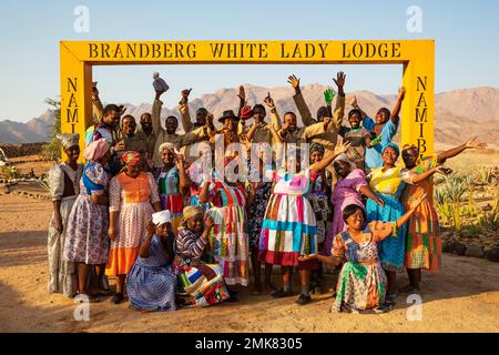 Le personnel du Brandberg White Lady Lodge en vêtements traditionnels, Damaraland, région d'Erongo, Namibie Banque D'Images